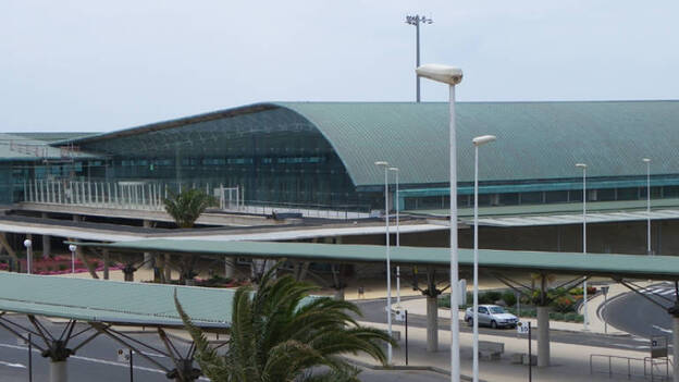 Detenidos al intentar coger dos vuelos con pasaportes falsos