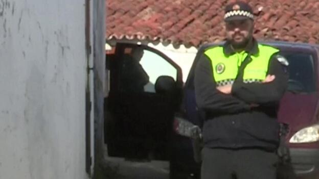 Los vecinos de El Campillo logran saltarse el cordón policial