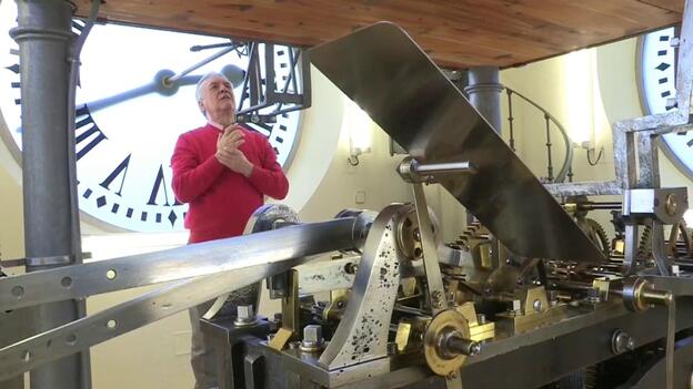 El relojero de la Puerta del Sol prepara su primera Nochevieja con doble turno