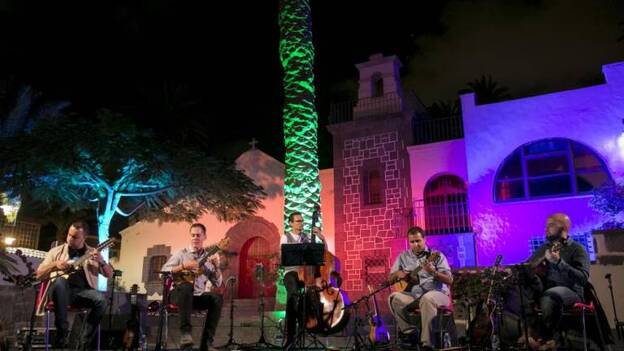 Los timples y otras pequeñas guitarras se adueñan de Vegueta