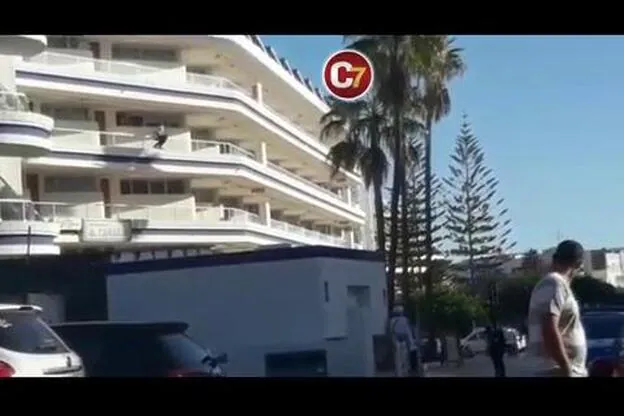 Un Turista Drogado Se Tira De Un Balcon En Playa Del Ingles Canarias7