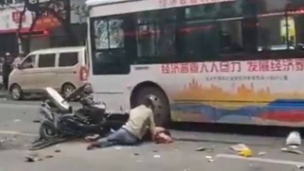 Al menos 5 muertos y 21 heridos tras chocar una guagua secuestrada en China