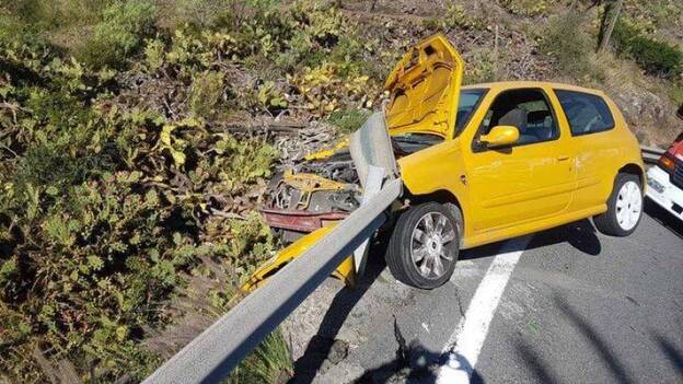 Abandona el coche tras chocar sin seguro