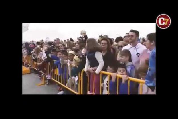 Miles de personas reciben a los Reyes Magos en la Base Naval