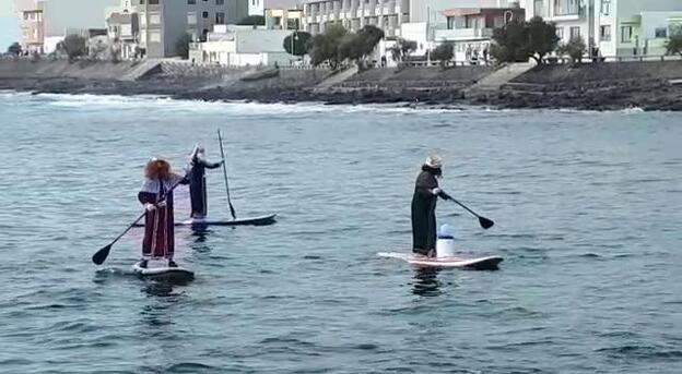 Los Reyes Magos practican paddle surf en Arinaga