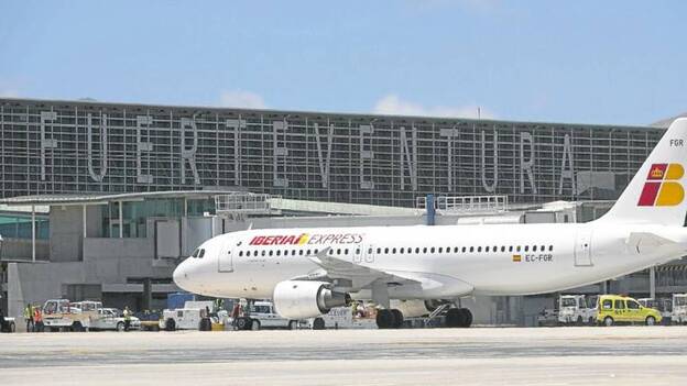 Apuntan con un láser a un avión que despegaba de Fuerteventura