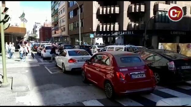 Las rebajas arrancan con largas colas y atascos