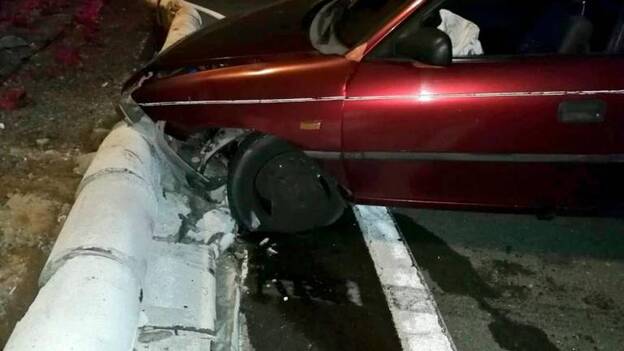Empotra su coche y se fuga del lugar