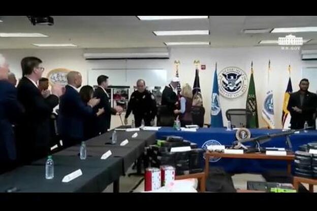 Trump visita la frontera con México y defiende el muro