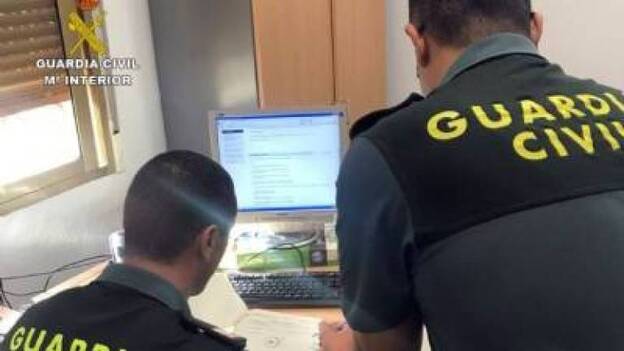 Detenida por simular que es su hermana para viajar con el descuento de residente