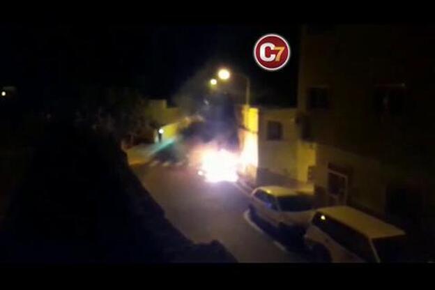 Aparatoso incendio de un coche en Sardina