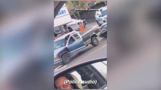 Un bebé sale con las manos arriba y se “entrega” a la policía