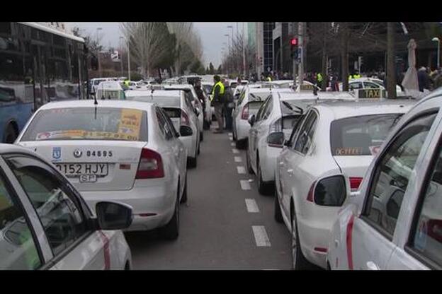 Los taxistas siguen con la huelga y cortan el tráfico en Madrid y Barcelona