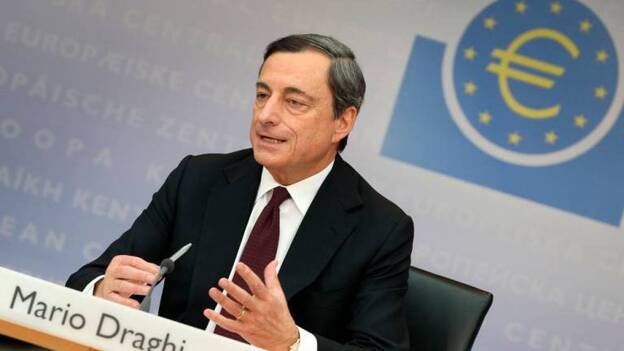 Draghi aleja las subidas de tipos al ver mayores riesgos «a la baja» para la eurozona