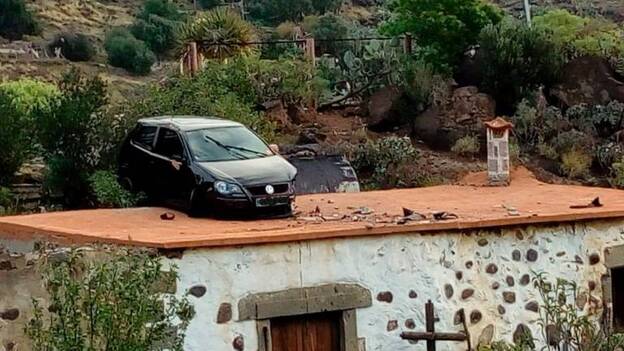 Un coche acaba en el techo de una casa en Guayadeque