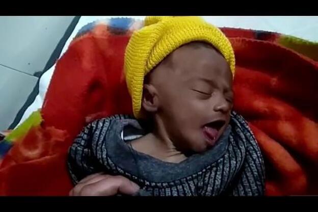 Una bebé de 20 días fue rescatada tras ser enterrada por sus padres en la India