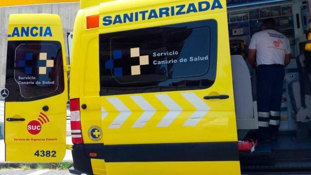 Un motorista grave tras chocar con un coche