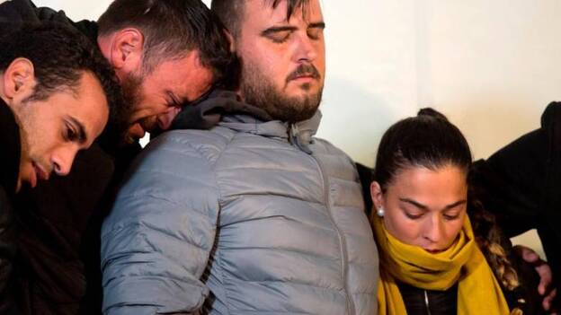 Los padres de Julen acuden al tanatorio acompañados de vecinos