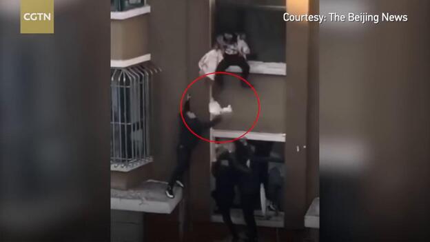 Un bebé cae desde un tercer piso en un incendio y un lechero logra salvarlo