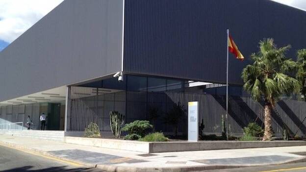 Investigado por rayar y pinchar los neumáticos del coche de un compañero de trabajo