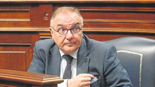 Las listas de espera sacan los colores a Baltar en el Parlamento