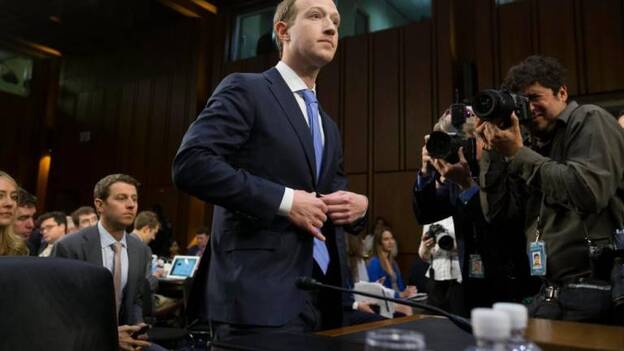 Facebook cumple 15 años entre polémicas pero montada en el dólar