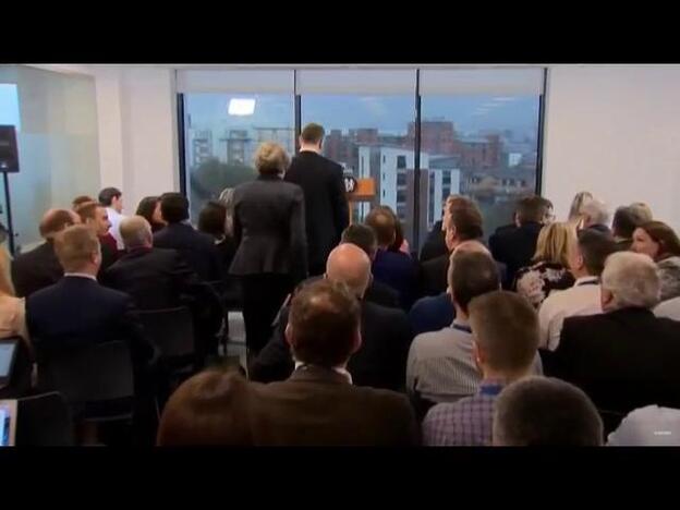 May se compromete a evitar una frontera dura, pero rechaza la salvaguarda