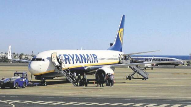 Ryanair se lleva dos aviones de Canarias y a sus tripulaciones