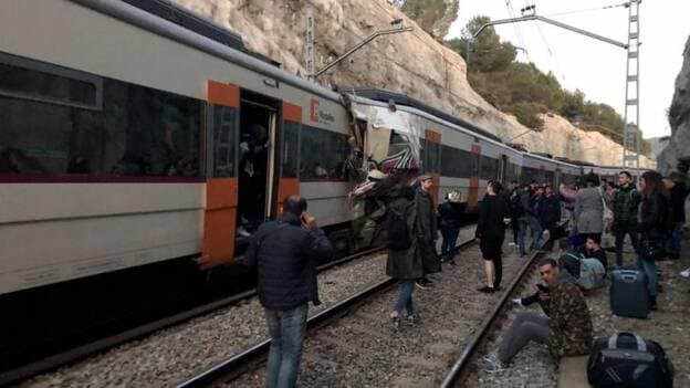 Un muerto y un centenar de heridos en el accidente de tren en Barcelona