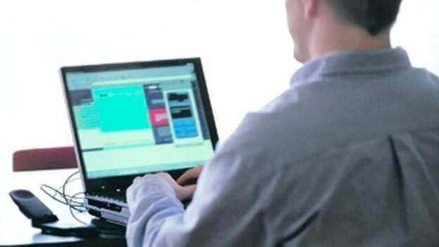 Se pasó por un familiar en una web de contactos sexuales