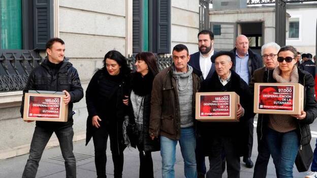 Dos familias entregan más de 266.000 firmas para pedir al Congreso despenalizar la eutanasia