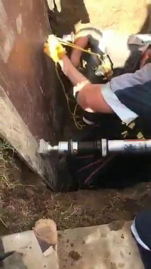 Rescatan a una bebé atascada en un desagüe