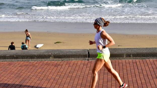 Las Canteras dice sí al ‘running’ y rechaza el cigarro electrónico