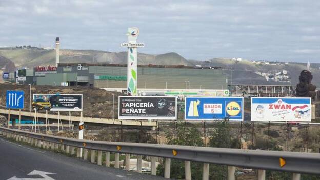 Urbanismo solo puede retirar ya 12 de las 112 vallas en la autovía GC-1