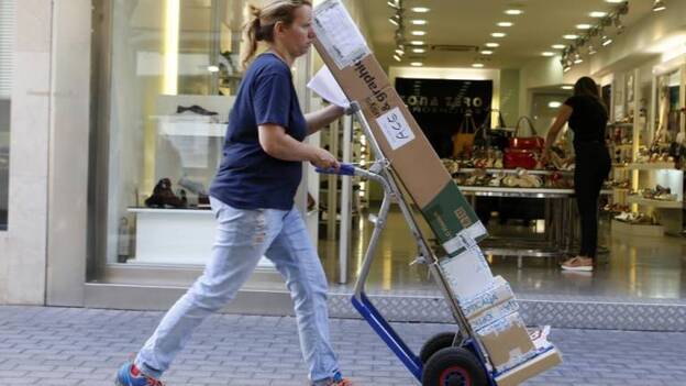 Las isleñas trabajan gratis 53 días al año para cobrar lo mismo que ellos