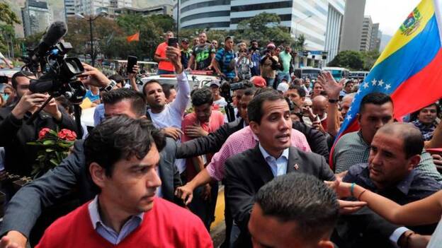 Guaidó llega a frontera con Colombia por ayudas y Maduro cierra la de Brasil