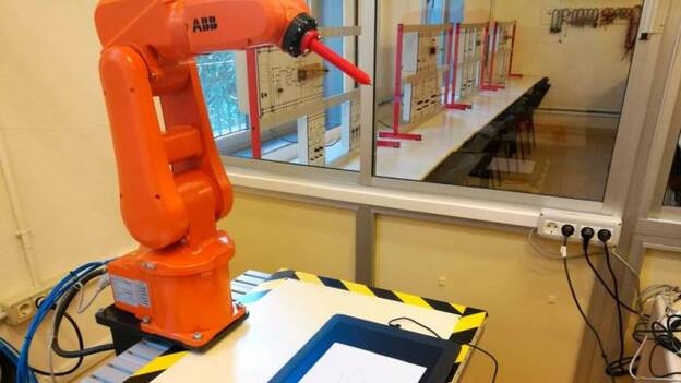 Crean un brazo robótico capaz de verificar firmas manuscritas