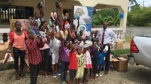 33 centros ayudan en la campaña para mandar calzado a Guinea Ecuatorial