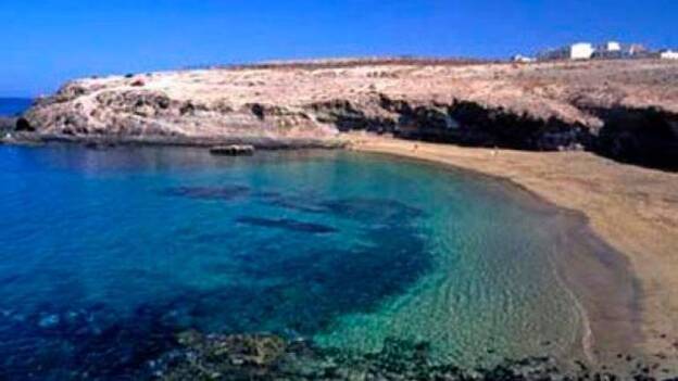 Aparece el cuerpo de un hombre flotando en la playa de Aguadulce