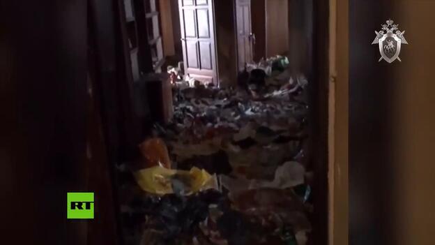 Hallan a una niña entre basura y desnutrida por su madre