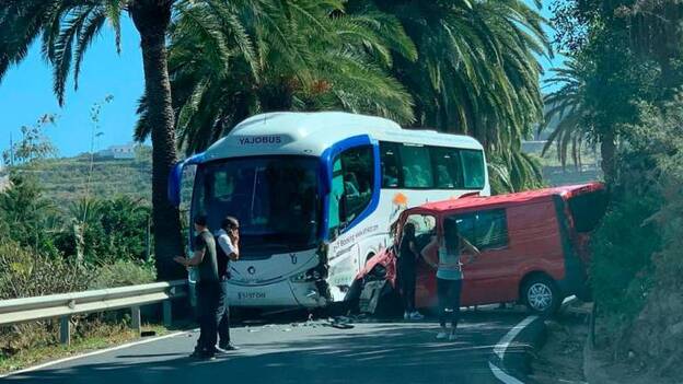 Herido tras el choque de una camioneta con una guagua