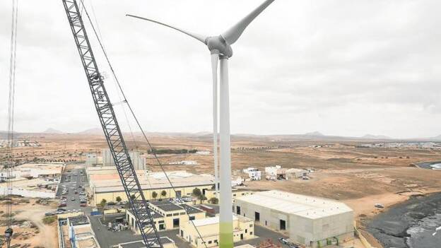 El nuevo aerogenerador del CAAF produce el 28% del agua desalada