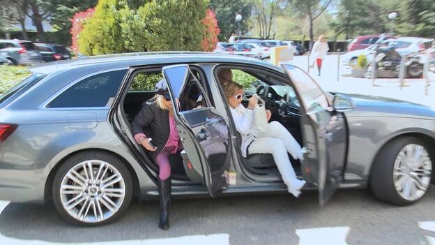 Carmen Borrego, arropada por su madre