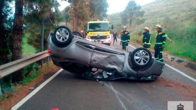 Tres heridos en un vuelco en Firgas