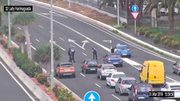 Los agentes le salvan la vida en la autovía marítima