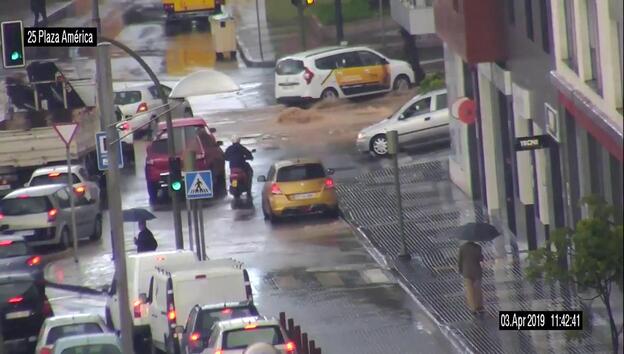 Caos en Mesa y López por el reboso de una alcantarilla