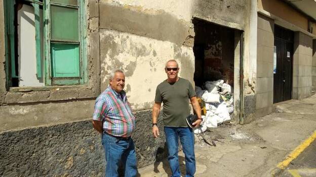 Vecinos de las casas escombreras de La Isleta