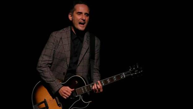 Jorge Drexler "silencia" a Chile con solo una guitarra, su voz y poesía
