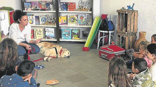 Enna, la perra que escucha a menores lectores en el Sur