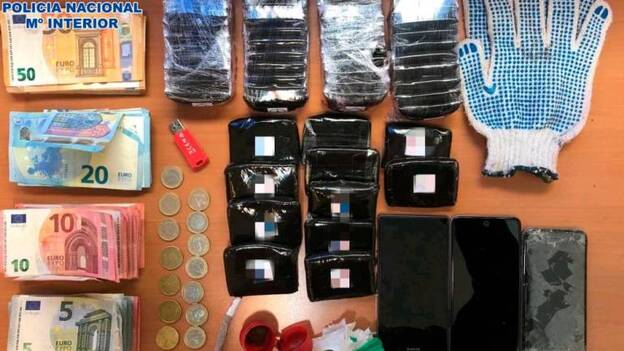 Lo pillan en su coche con hachís y cocaína